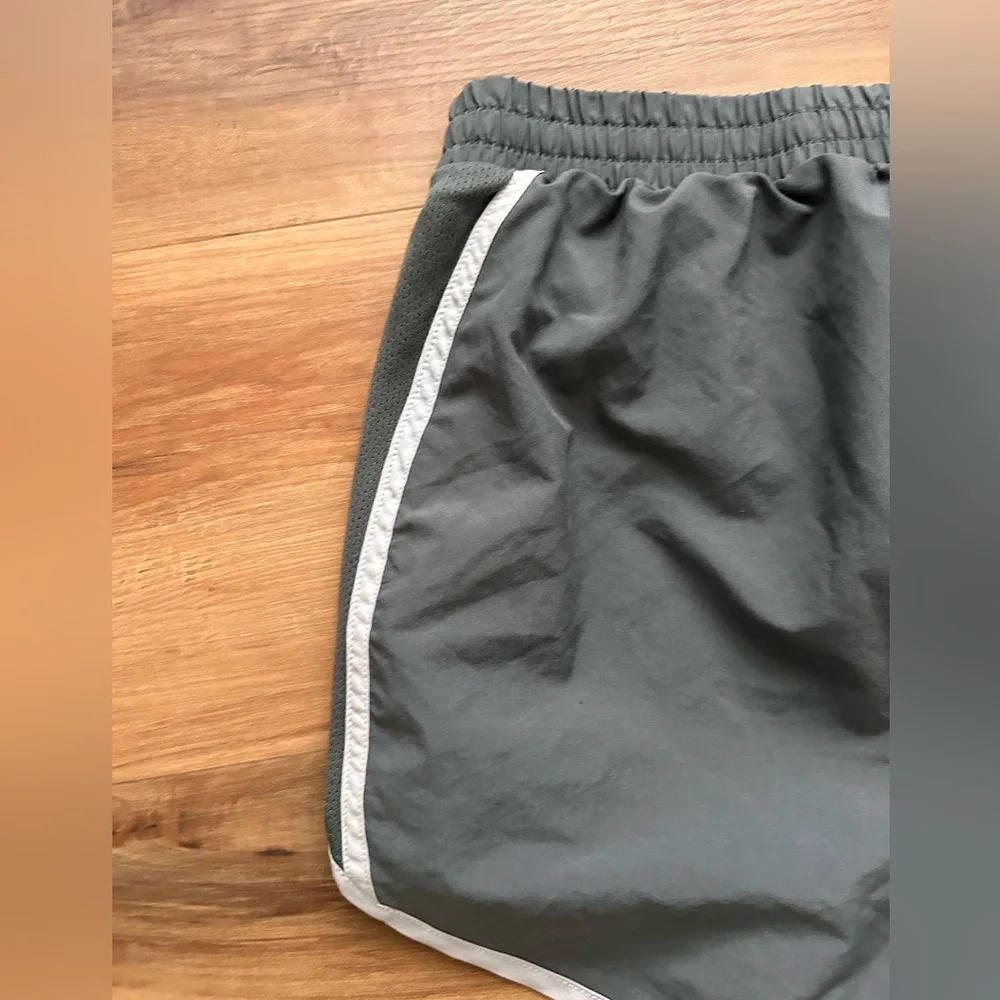 Under Armour Heat gear Womens Medium Gray Elastic Waist Lined Running Shorts‎